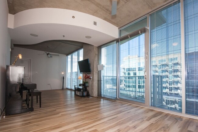 Building Photo - Stunning 17th Floor Views of Downtown in t...