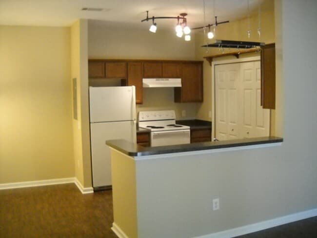 Building Photo - 1 Bedroom/1 Bathroom Available in August!