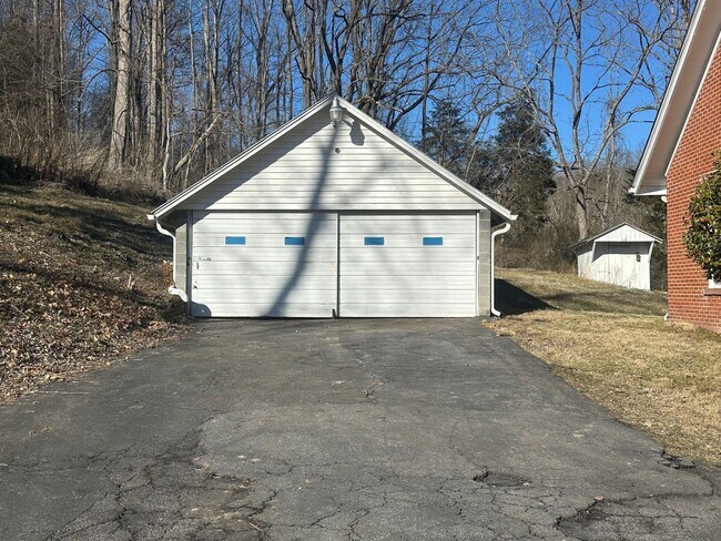 Foto del edificio - 3 Bedroom / 1.5 Bath Brick Home on 1.4 Acres  Blountville TN