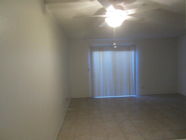Building Photo - 208 Jardin Ct