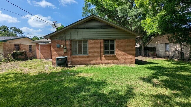 Foto del edificio - 121 W Riverwood Dr