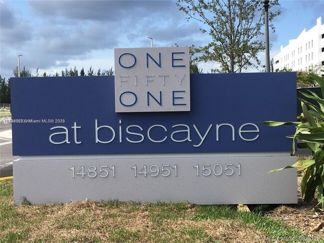 Foto del edificio - 15051 Royal Oaks Ln