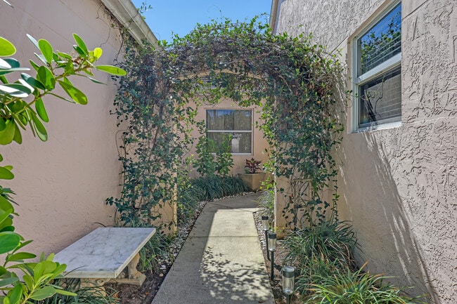 Foto del edificio - 1053 Island Manor Dr