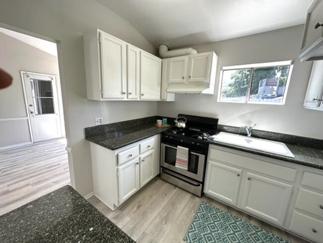 Foto del edificio - 2+1 Bungalow Cottage-  central a/c, carport, patio, washer/dryer hookups, pet friendly
