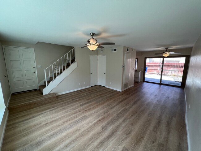 Foto del edificio - Gorgeous, Updated Todd Ranch Townhome