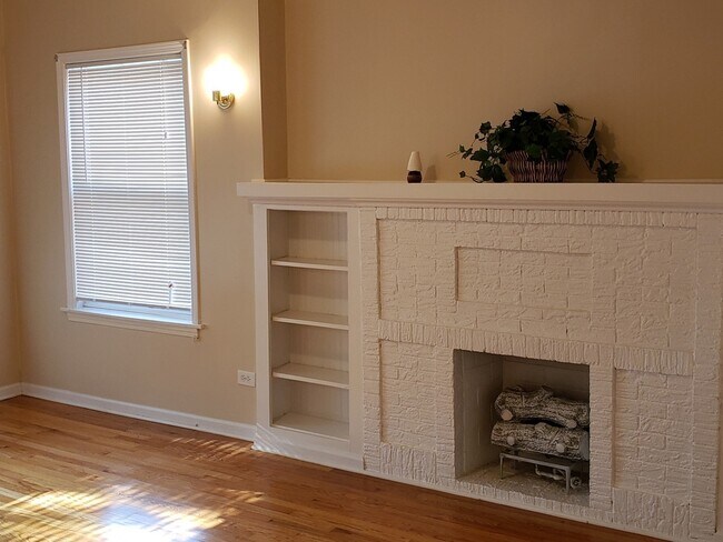 Building Photo - 7823 S Evans Ave