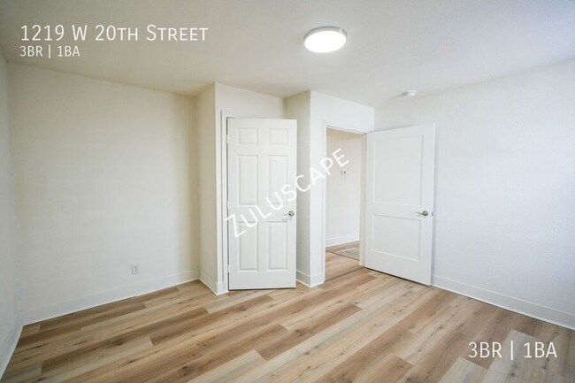 Foto del edificio - 1219 W 20th St