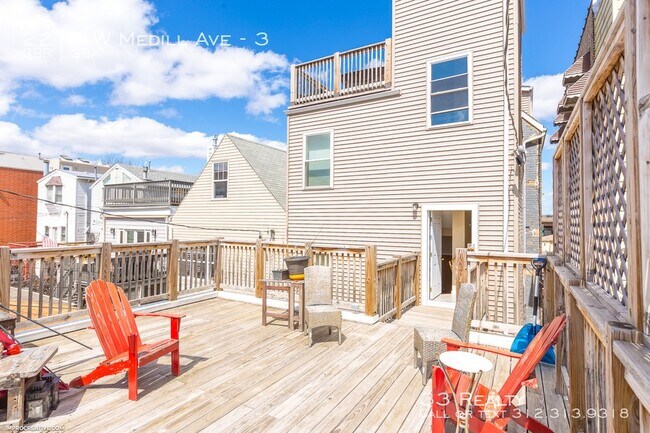 Building Photo - 2215 W Medill Ave