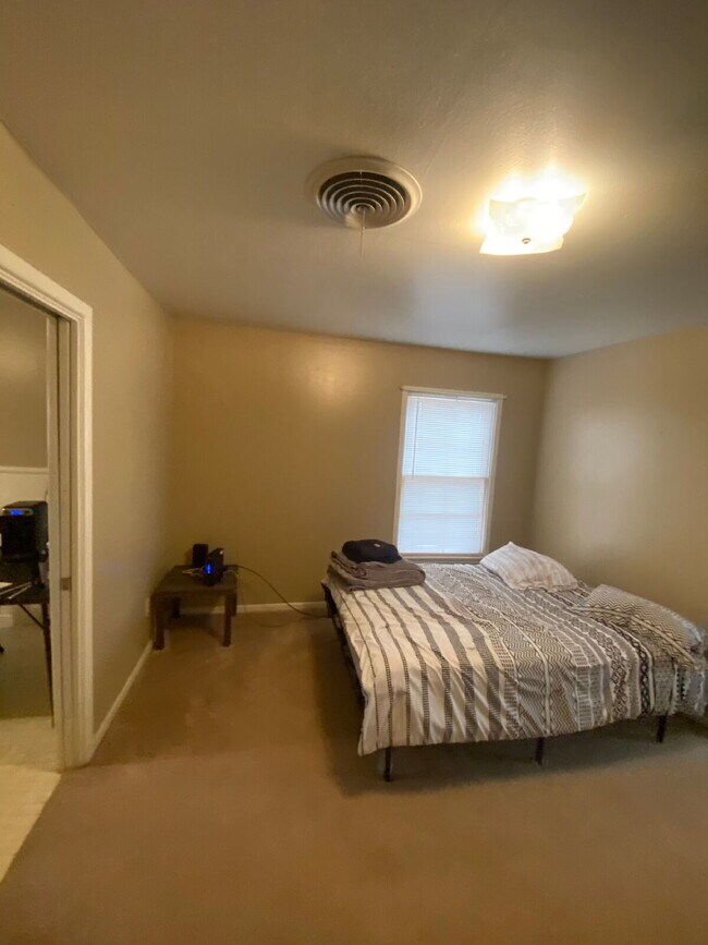 Building Photo - 1 bed 1 bath with attached garage!