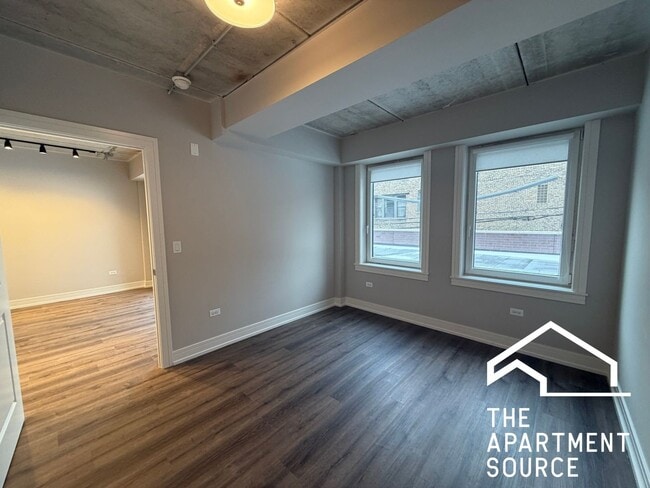 Building Photo - 952 W Carmen Ave