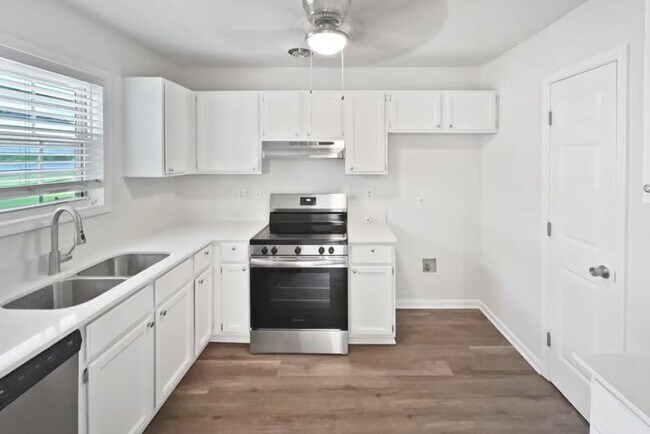 Foto del edificio - 6810 Ironwood Cir