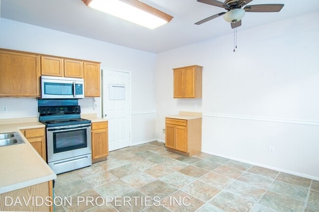 Building Photo - 3 br, 2.5 bath House - 4402 Swan Forest