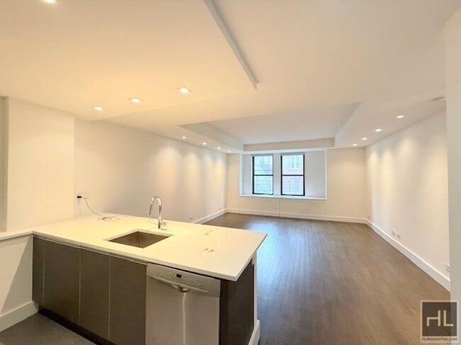 Building Photo - Large newly renovated 2 bed 2 bath - WEST END AVENUE
