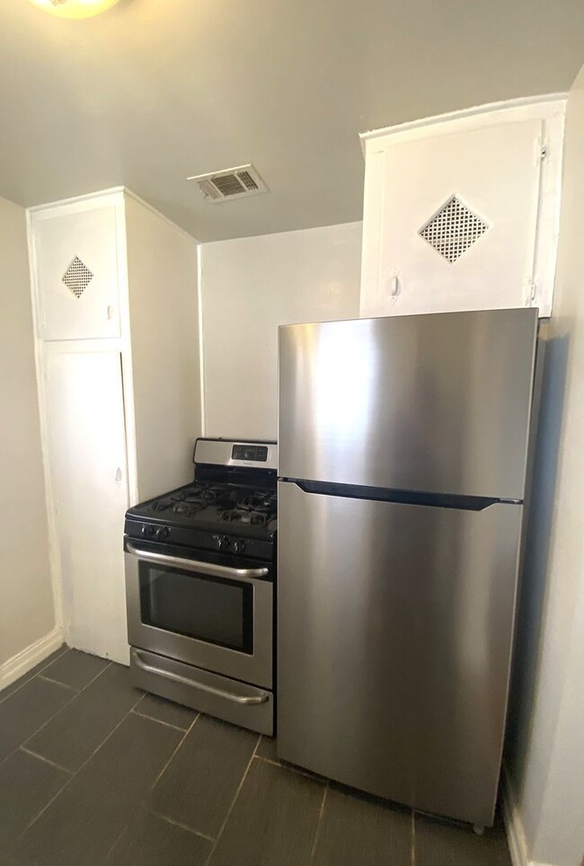 Building Photo - Upstairs 1 bed 1 bath in Linnwood Place Ad...