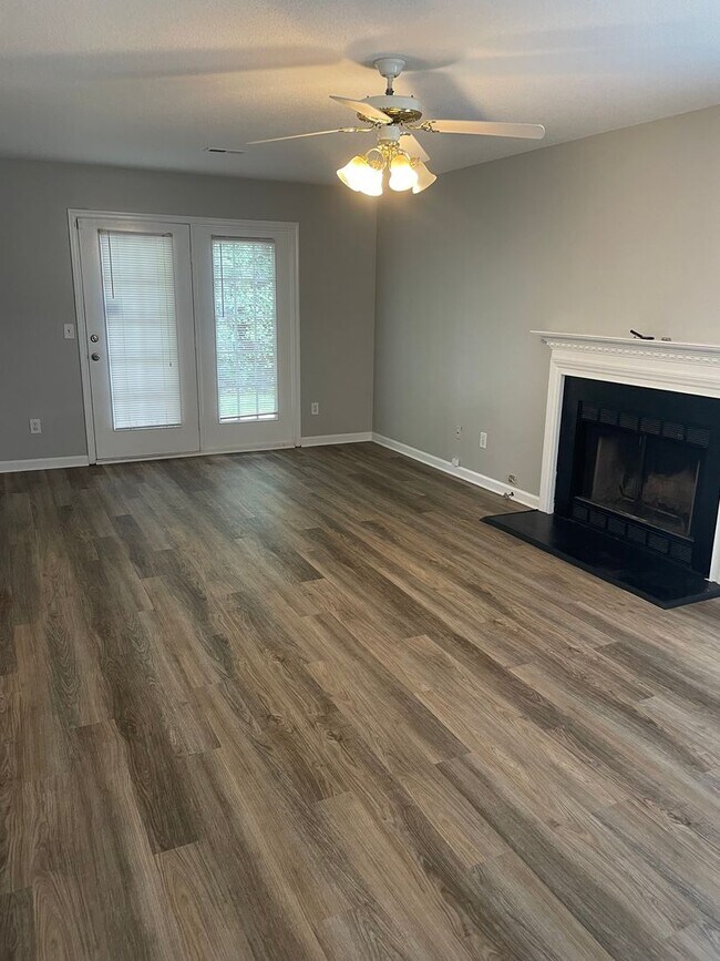 Foto del edificio - Renovated 3 Bedroom Off Groometown Road