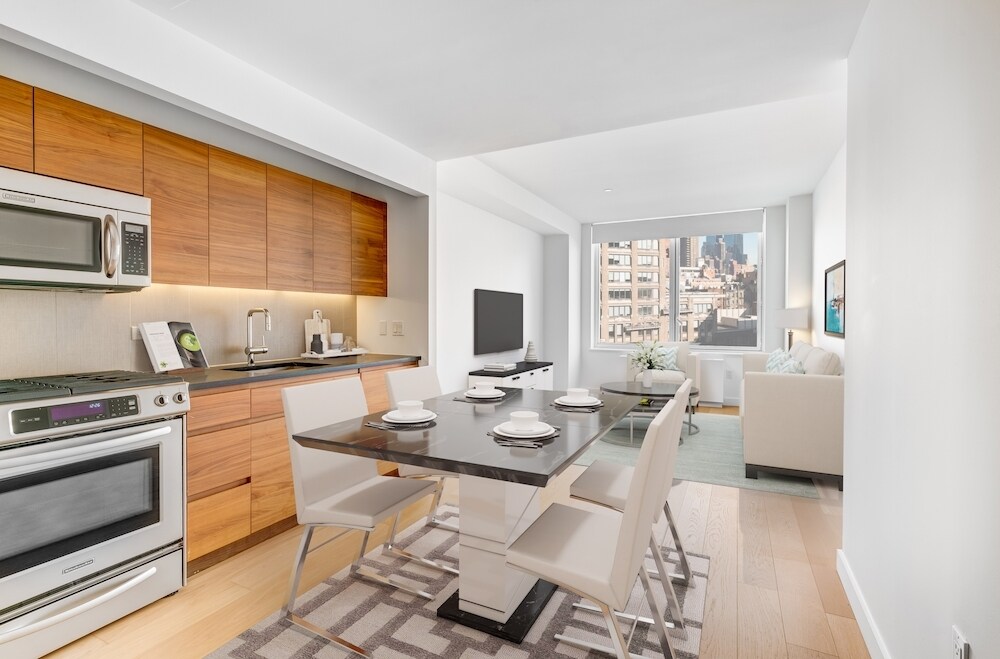 Primary Photo - 606 W 47th St