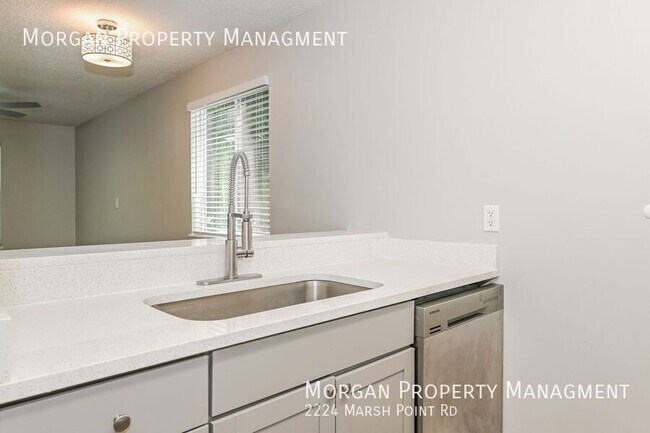 Foto del edificio - 2224 Marsh Point Rd