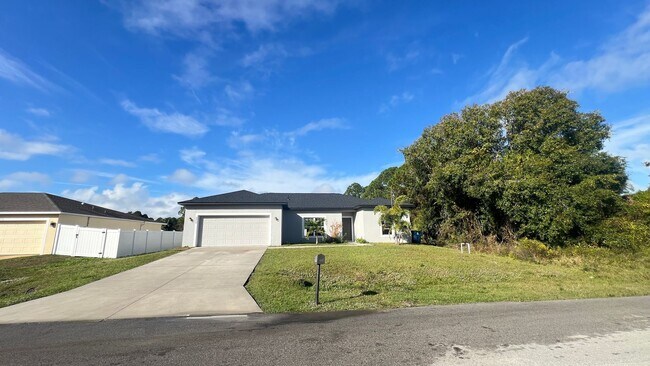 Foto del edificio - Incredible 3 Bedroom, 2 Bathroom Home in Palm Bay!!