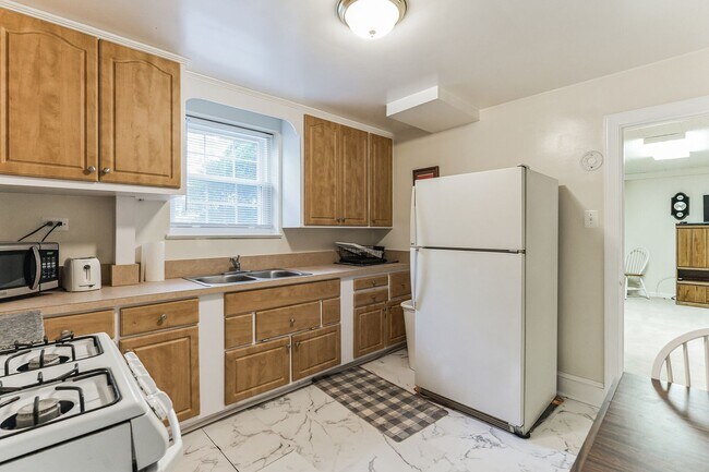 Building Photo - Charming fully furnished 1 bd/1bth lower-l...