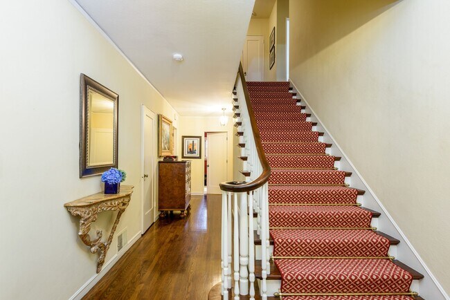 Foto del edificio - Classic Colonial home in the heart of pres...