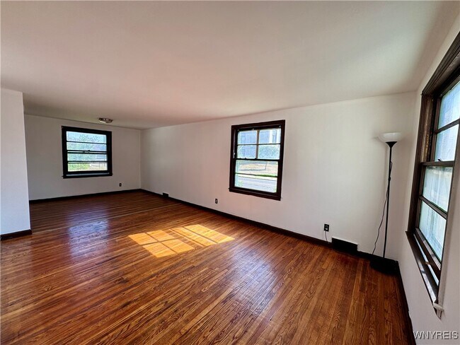 Foto del edificio - 78 Hempstead Ave