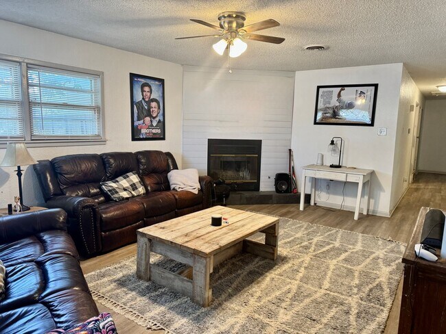 Foto del edificio - Updates Coming! Adorable 3 Bedroom Home Ne...