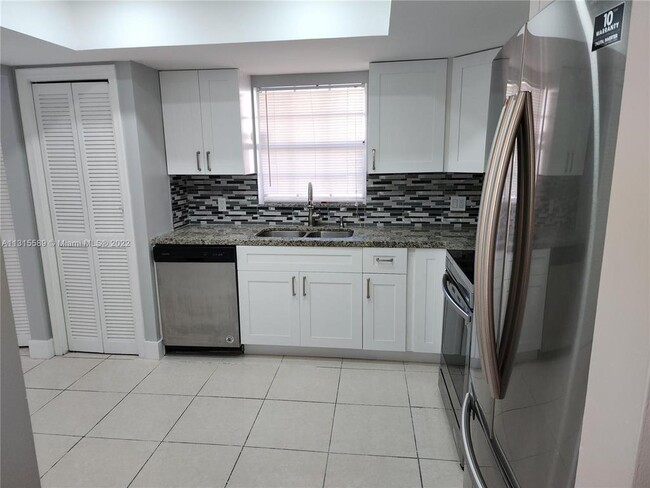 Foto del edificio - 3050 Riverside Dr