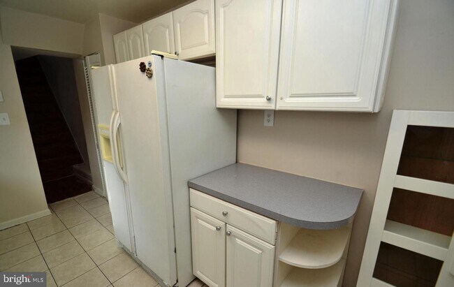 Building Photo - 1025 S Curley St