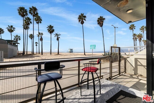 Foto del edificio - 3007 Ocean Front Walk