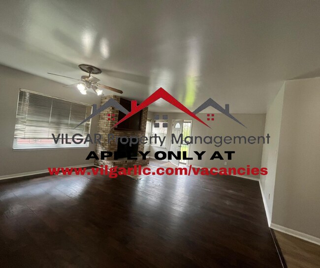 Foto del edificio - Spacious 3 large bedrooms, 2 full baths (1...