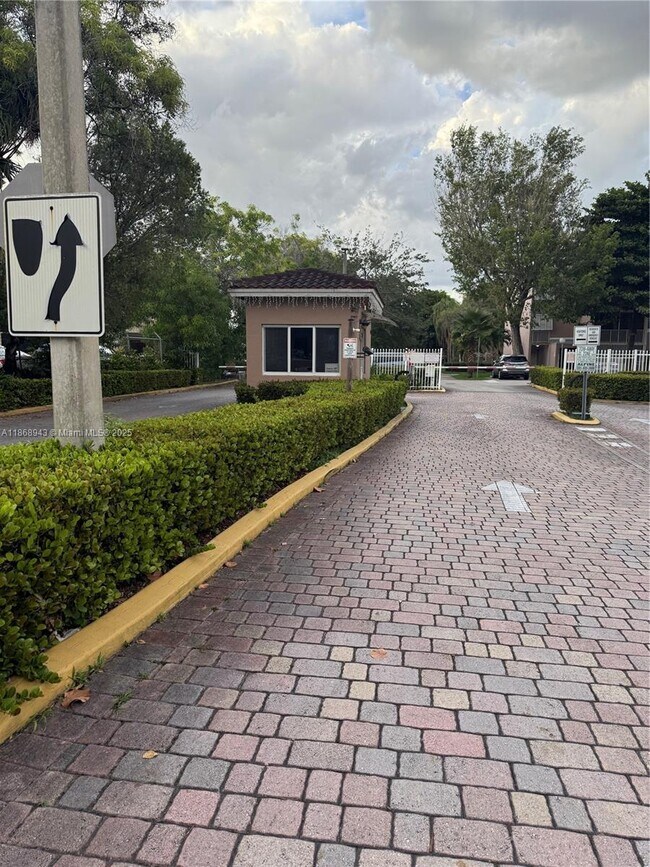 Foto del edificio - 8405 NW 8th St
