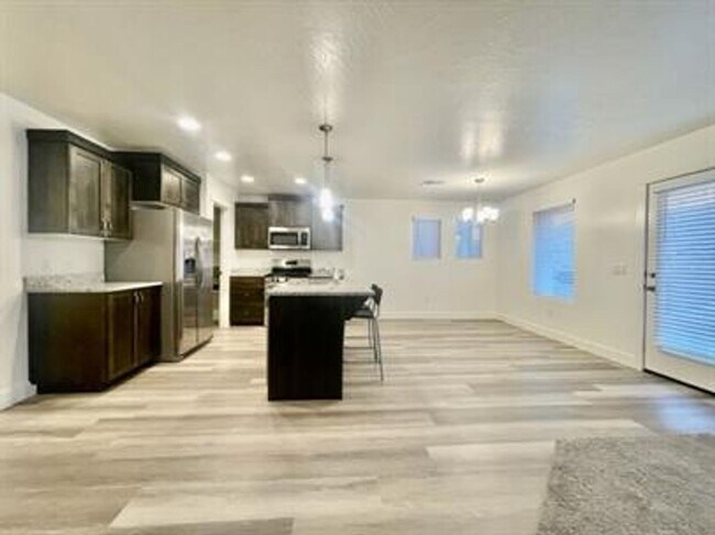 Foto del edificio - Beautiful 4-Bedroom Modern Home in St. George