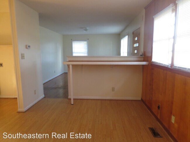 Building Photo - 3 br, 1 bath House - 10 Church St