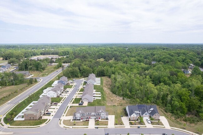 Building Photo - Luxury 3 Bedroom, 2.5 Bathroom Home for re...