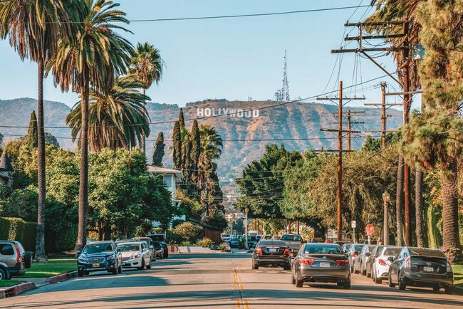Foto del edificio - 2042 N Beachwood Dr