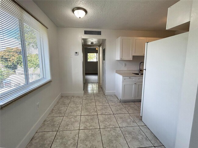 Foto del edificio - 580 NE 127th St