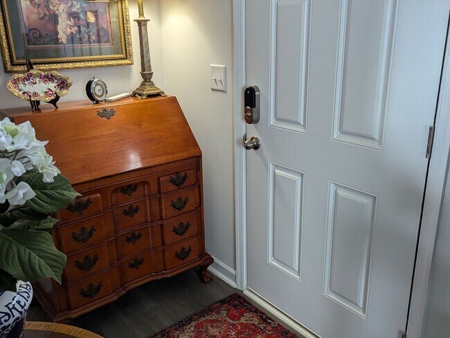 Foto del edificio - Fully Furnished 3 Bedroom Single Family Ho...