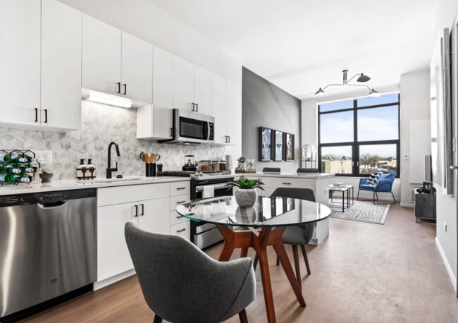 Foto del edificio - 2477 N Milwaukee Ave