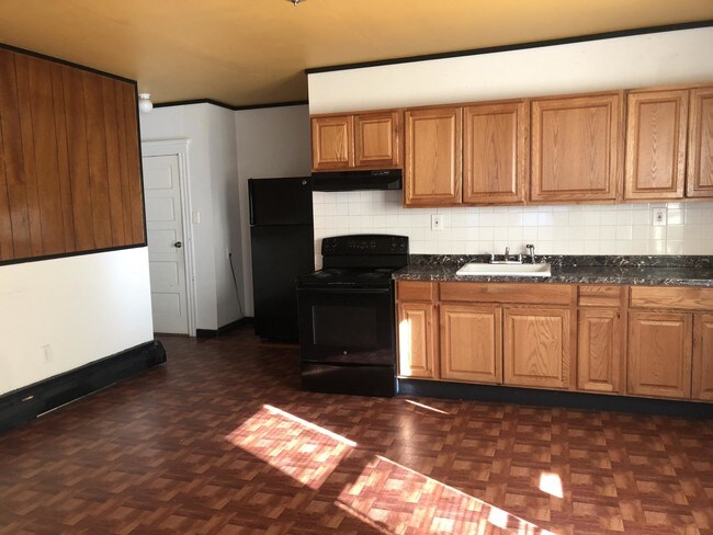 Building Photo - Spacious 2 Bedroom, Deleaded, Available NOW