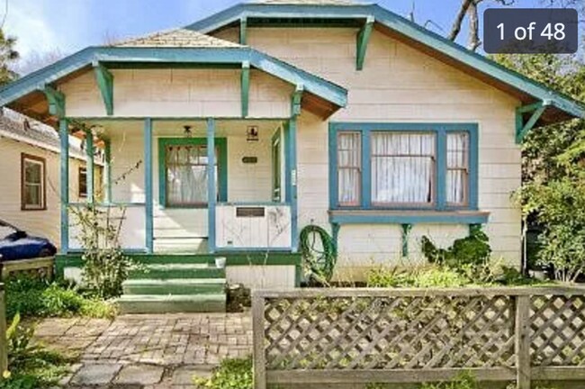 Foto del edificio - Adorable downtown Bungalow with basement