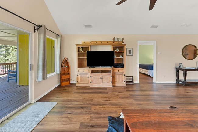 Foto del edificio - 2388 Lakeshore Dr