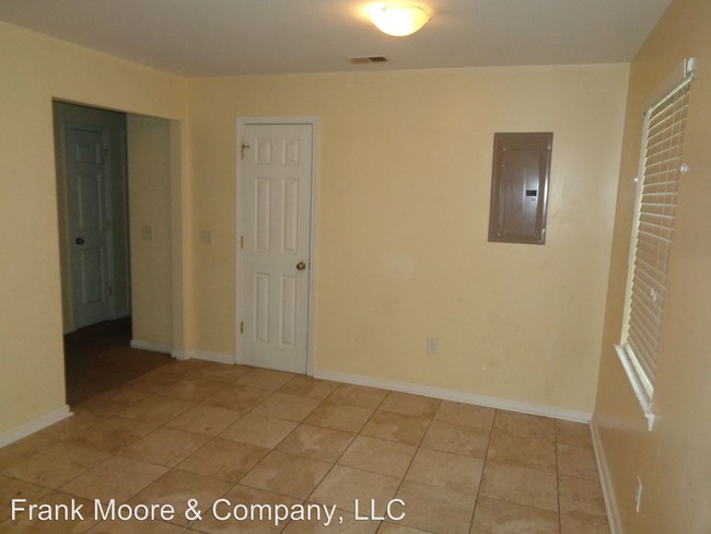 Building Photo - 4403 Caroline Dr
