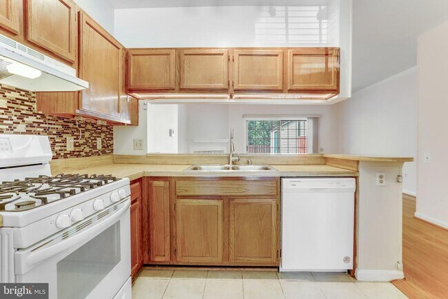 Building Photo - 7170 Westfield Ct