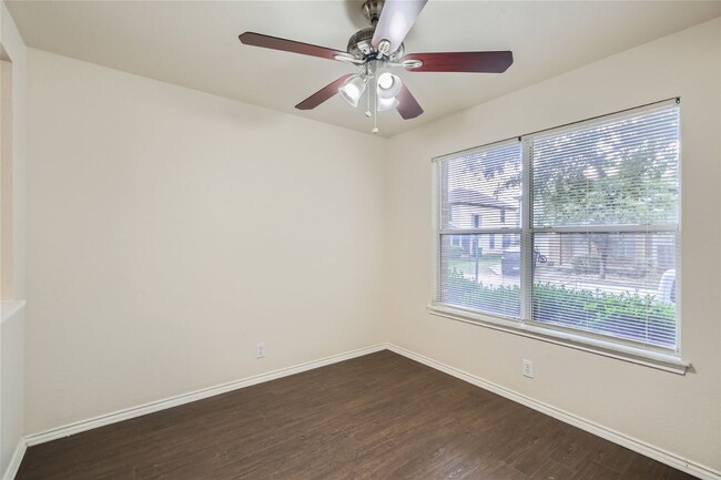 Building Photo - Spacious Home!!!