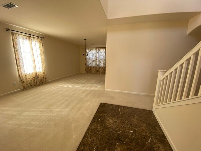 Foto del edificio - Beautiful and large single family home 4bd...