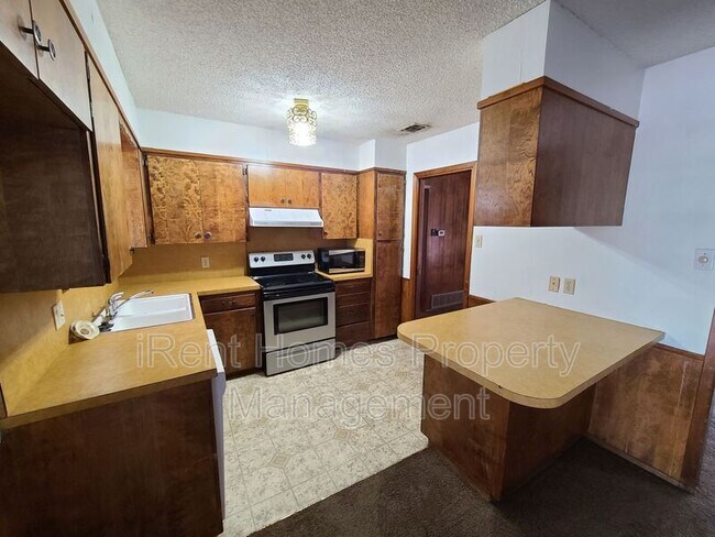 Building Photo - 3002 Sunset Dr