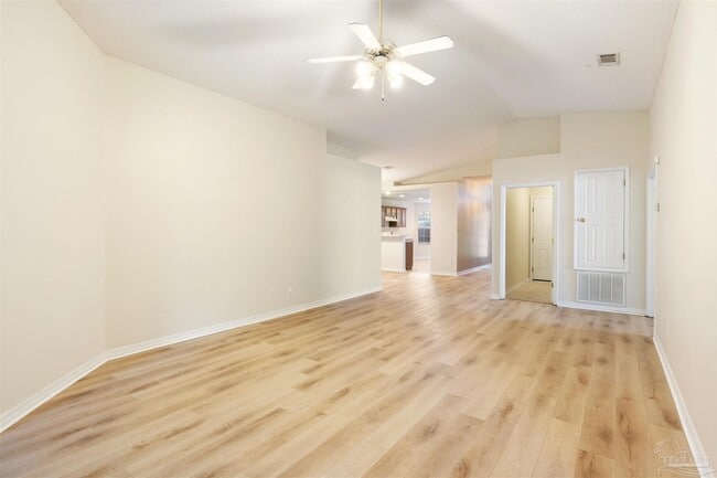 Foto del edificio - 605 Downhaul Dr