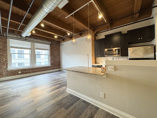 Building Photo - 706 Broadway Blvd