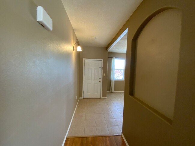 Foto del edificio - 3 Bedroom Single Story Home Available Near...