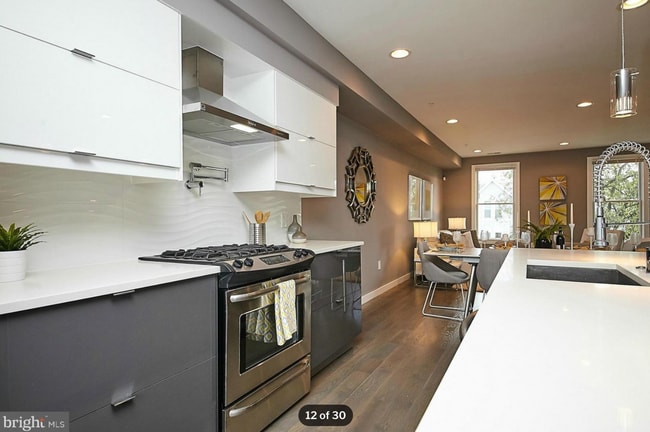 Building Photo - 2 bed/2.5 bath. $3400 with off-street park...